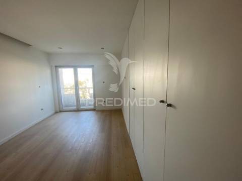 Apartamento t3 c/ suíte, parqueamento e arrecadação