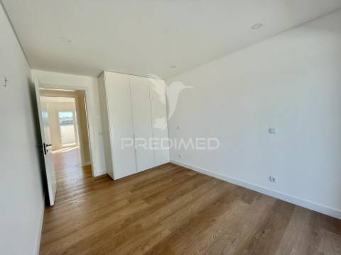 Apartamento t3 c/ suíte, parqueamento e arrecadação