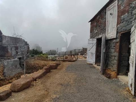 Moradia em ruína para venda em fajã da ovelha, ilha da madeira