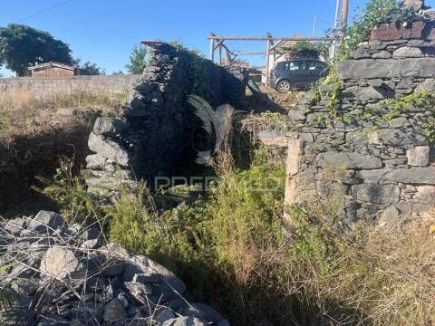 Moradia em ruinas e terreno (1.500m2) plano e vista mar na  ponta do pargo perto do campo de golfe