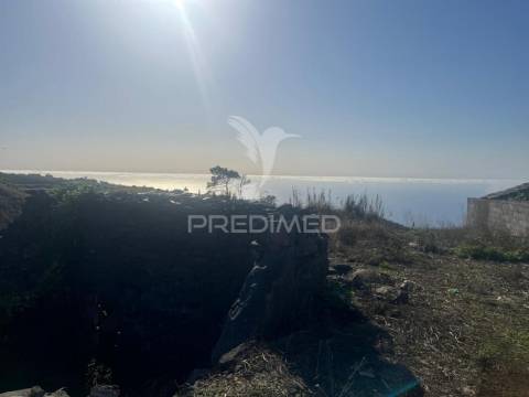 Moradia em ruinas e terreno (1.500m2) plano e vista mar na  ponta do pargo perto do campo de golfe