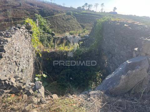 Moradia em ruinas e terreno (1.500m2) plano e vista mar na  ponta do pargo perto do campo de golfe