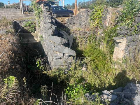 Moradia em ruinas e terreno (1.500m2) plano e vista mar na  ponta do pargo perto do campo de golfe