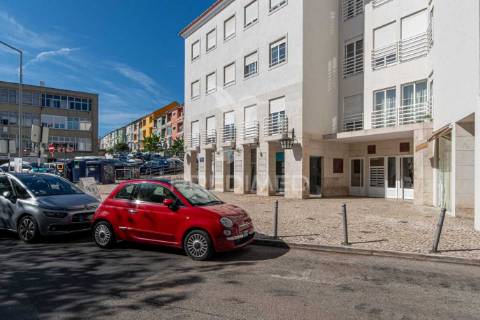 Loja para serviços / comercio centro de almada