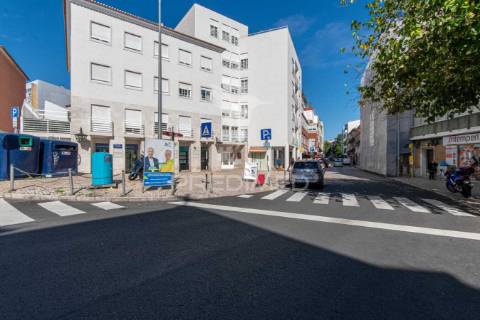 Loja para serviços / comercio centro de almada