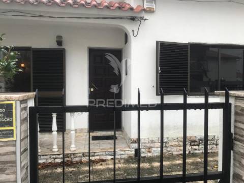 Moradia isolada t5 com garagem - quinta do conde