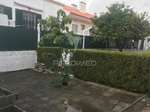 Moradia isolada t5 com garagem - quinta do conde
