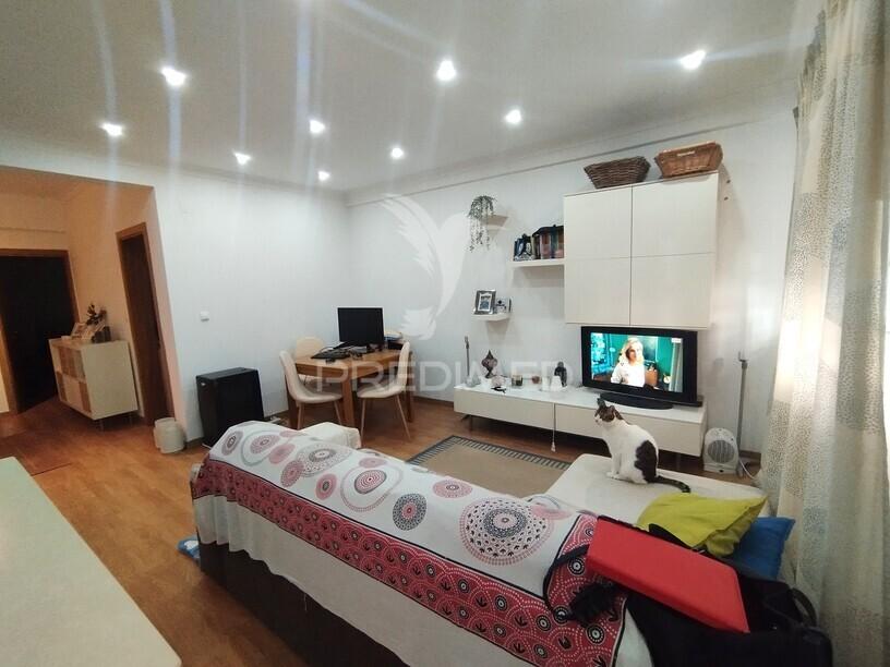 T2 remodelado com conceito open space e ilha de cozinha | cacém