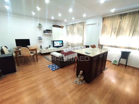 T2 remodelado com conceito open space e ilha de cozinha | cacém