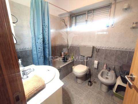 T2 remodelado com conceito open space e ilha de cozinha | cacém