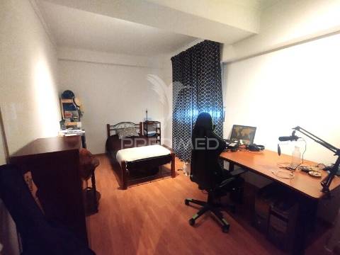 T2 remodelado com conceito open space e ilha de cozinha | cacém