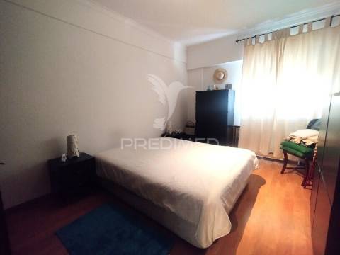 T2 remodelado com conceito open space e ilha de cozinha | cacém