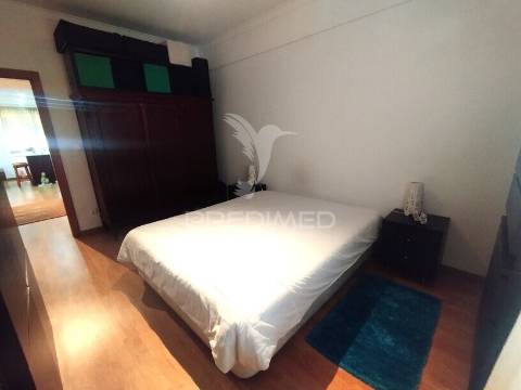 T2 remodelado com conceito open space e ilha de cozinha | cacém