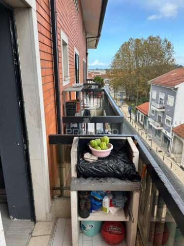 Apartamento t1+1 no centro de esgueira