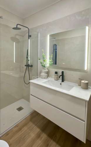 Apartamento t2 totalmente remodelado na charmosa vila de alvor