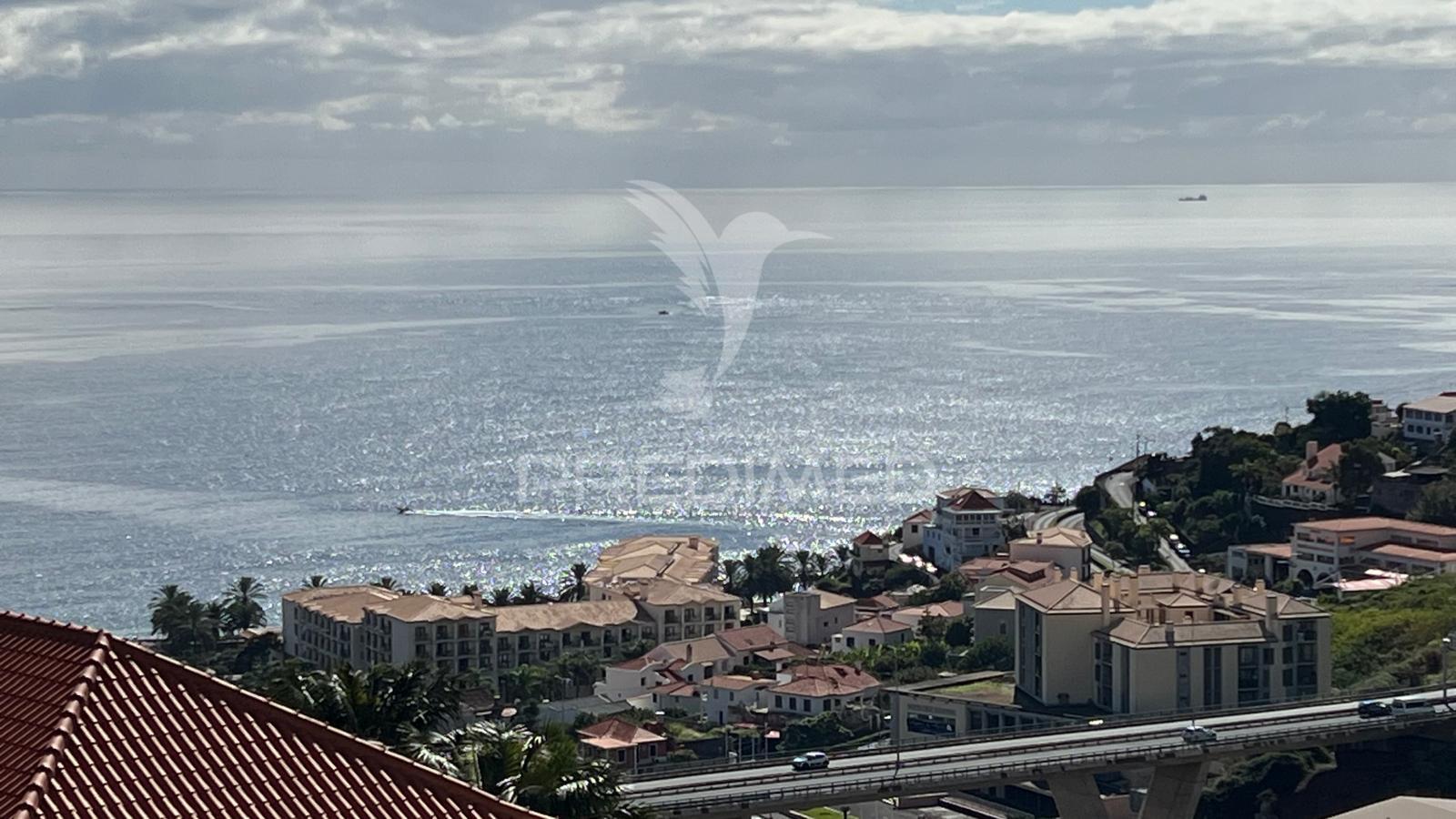 Terreno de 2.590m2 com projecto aprovado para 20 apartamentos t2 em santa cruz - ilha da madeira