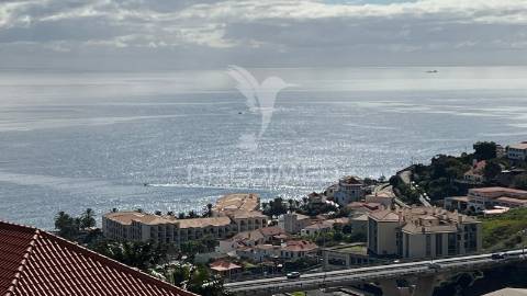 Terreno de 2.590m2 com projecto aprovado para 20 apartamentos t2 em santa cruz - ilha da madeira