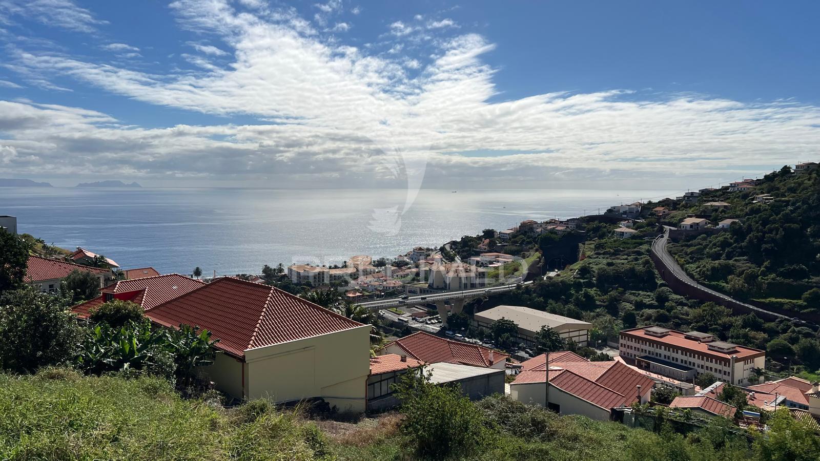 Terreno de 2.590m2 com projecto aprovado para 20 apartamentos t2 em santa cruz - ilha da madeira