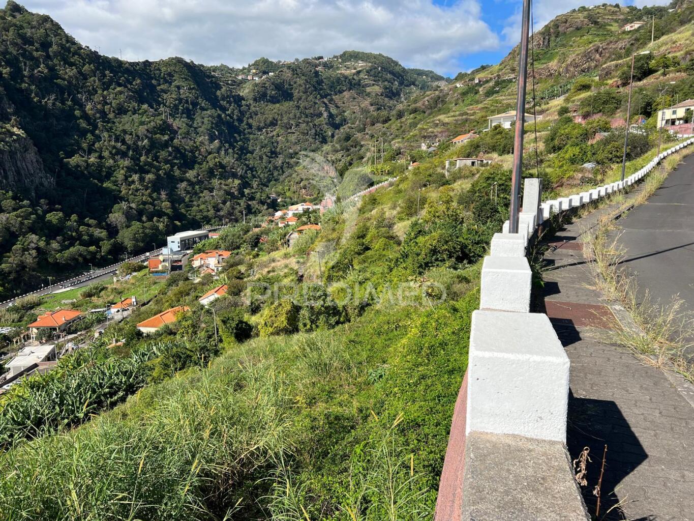 Terreno de 2.590m2 com projecto aprovado para 20 apartamentos t2 em santa cruz - ilha da madeira