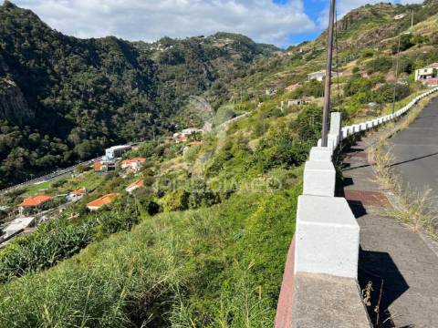 Terreno de 2.590m2 com projecto aprovado para 20 apartamentos t2 em santa cruz - ilha da madeira