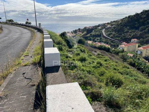Terreno de 2.590m2 com projecto aprovado para 20 apartamentos t2 em santa cruz - ilha da madeira