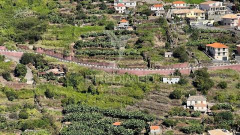 Terreno de 2.590m2 com projecto aprovado para 20 apartamentos t2 em santa cruz - ilha da madeira
