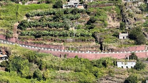 Terreno de 2.590m2 com projecto aprovado para 20 apartamentos t2 em santa cruz - ilha da madeira