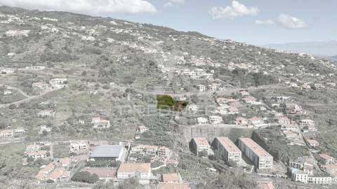 Terreno de 2.590m2 com projecto aprovado para 20 apartamentos t2 em santa cruz - ilha da madeira