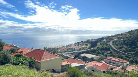 Terreno de 2.590m2 com projecto aprovado para 20 apartamentos t2 em santa cruz - ilha da madeira