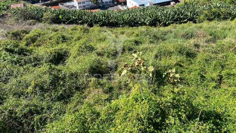 Terreno de 2.590m2 com projecto aprovado para 20 apartamentos t2 em santa cruz - ilha da madeira