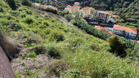 Terreno de 2.590m2 com projecto aprovado para 20 apartamentos t2 em santa cruz - ilha da madeira