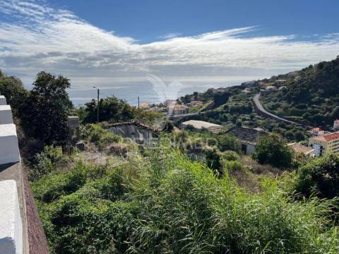 Terreno de 2.590m2 com projecto aprovado para 20 apartamentos t2 em santa cruz - ilha da madeira