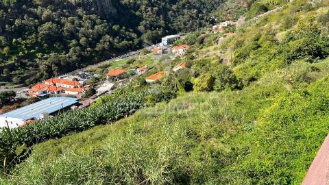 Terreno de 2.590m2 com projecto aprovado para 20 apartamentos t2 em santa cruz - ilha da madeira