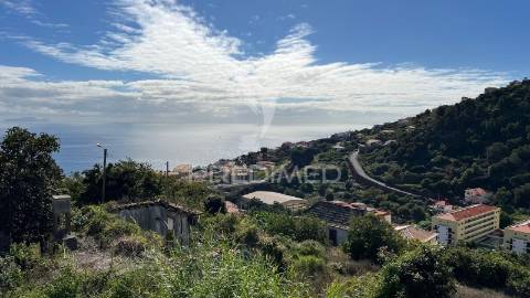 Terreno de 2.590m2 com projecto aprovado para 20 apartamentos t2 em santa cruz - ilha da madeira
