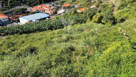 Terreno de 2.590m2 com projecto aprovado para 20 apartamentos t2 em santa cruz - ilha da madeira
