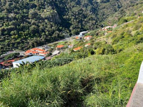 Terreno de 2.590m2 com projecto aprovado para 20 apartamentos t2 em santa cruz - ilha da madeira