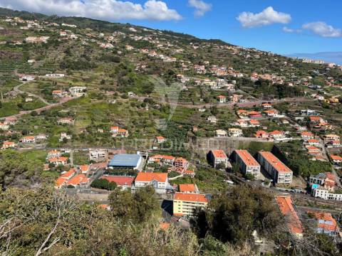 Terreno de 2.590m2 com projecto aprovado para 20 apartamentos t2 em santa cruz - ilha da madeira