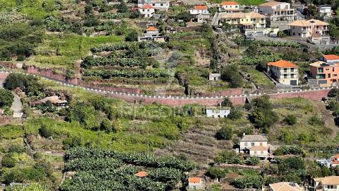 Terreno de 2.590m2 com projecto aprovado para 20 apartamentos t2 em santa cruz - ilha da madeira