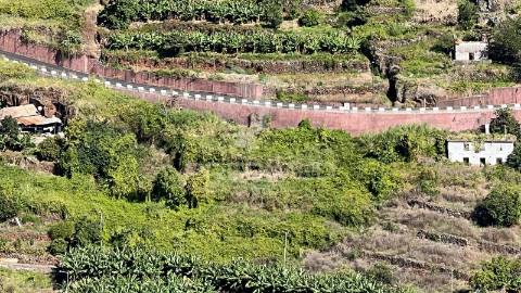Terreno de 2.590m2 com projecto aprovado para 20 apartamentos t2 em santa cruz - ilha da madeira