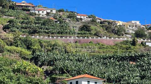 Terreno de 2.590m2 com projecto aprovado para 20 apartamentos t2 em santa cruz - ilha da madeira