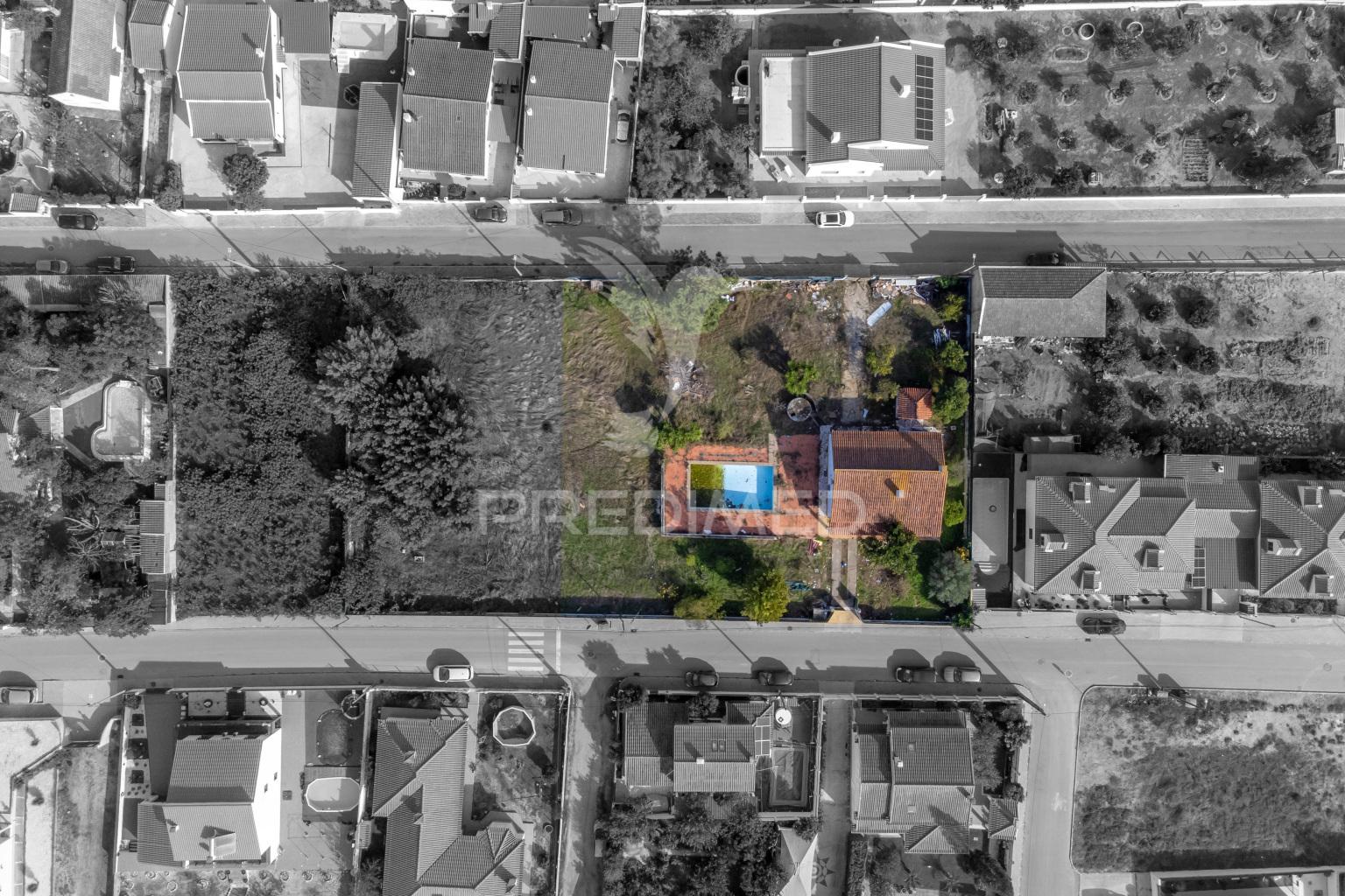 Terreno urbano com benfeitoras em azeitão