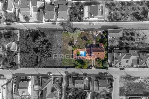 Terreno urbano com benfeitoras em azeitão