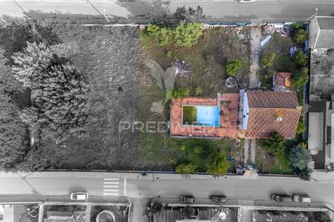 Terreno urbano com benfeitoras em azeitão