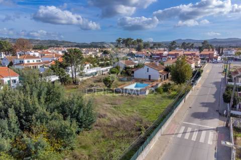 Terreno urbano com benfeitoras em azeitão
