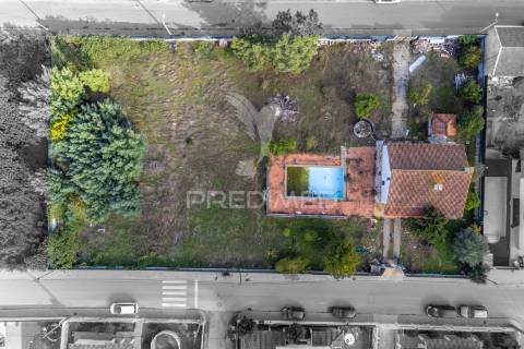 Terreno urbano com benfeitoras em azeitão