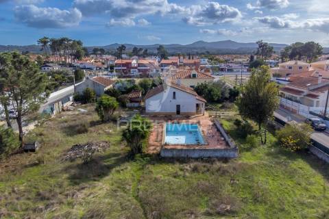 Terreno urbano com benfeitoras em azeitão