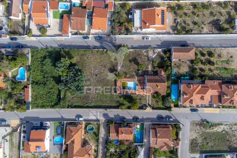 Terreno urbano com benfeitoras em azeitão