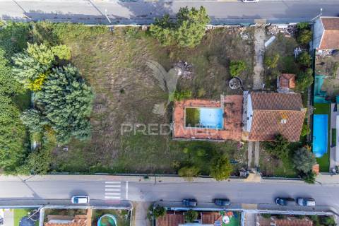 Terreno urbano com benfeitoras em azeitão