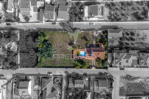 Terreno urbano com benfeitoras em azeitão