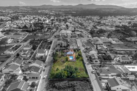 Terreno urbano com benfeitoras em azeitão